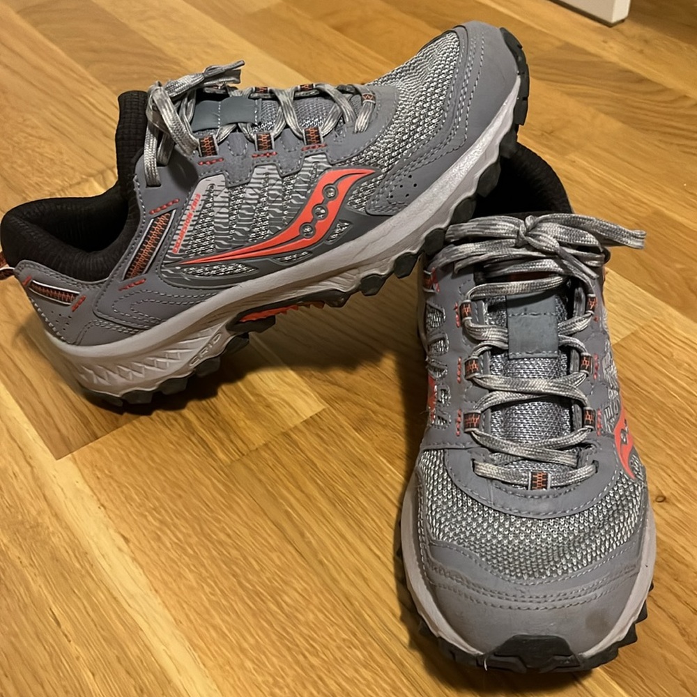 Saucony running shoes s8